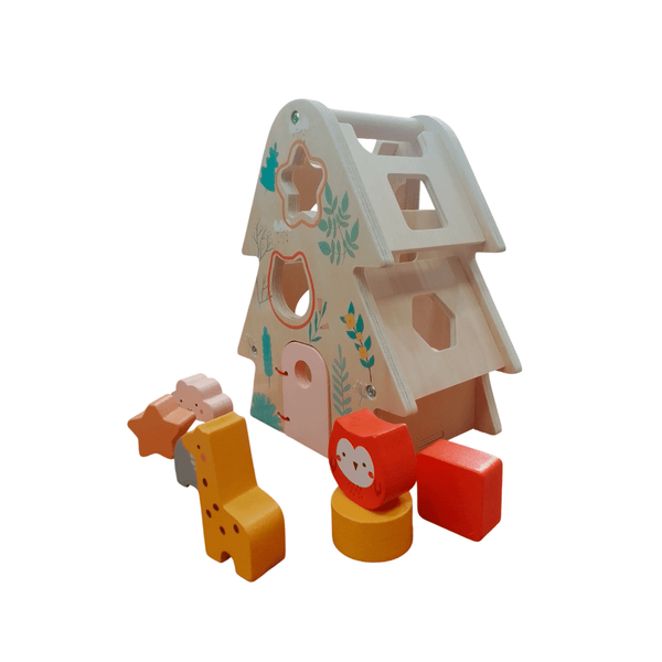 Casa del árbol y ensarte de figuras